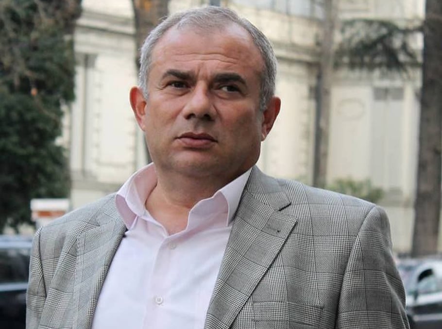Մարդը չի հասկանում Թաթայի , Գութանի , Գագիկ Գինոսյանի ու Մրոյի տարբերությունները, ո՞նց տարբերակի երբ անգրագետ է և «յոթ տարի շարունակ մնացել է նույն դասարանում»․