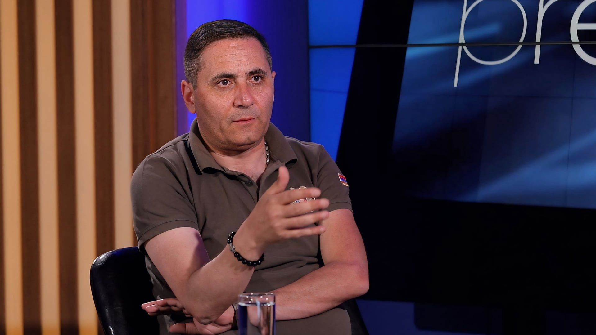 Երկիր, կանգ առ, ես իջնում եմ. Արման Աբովյան