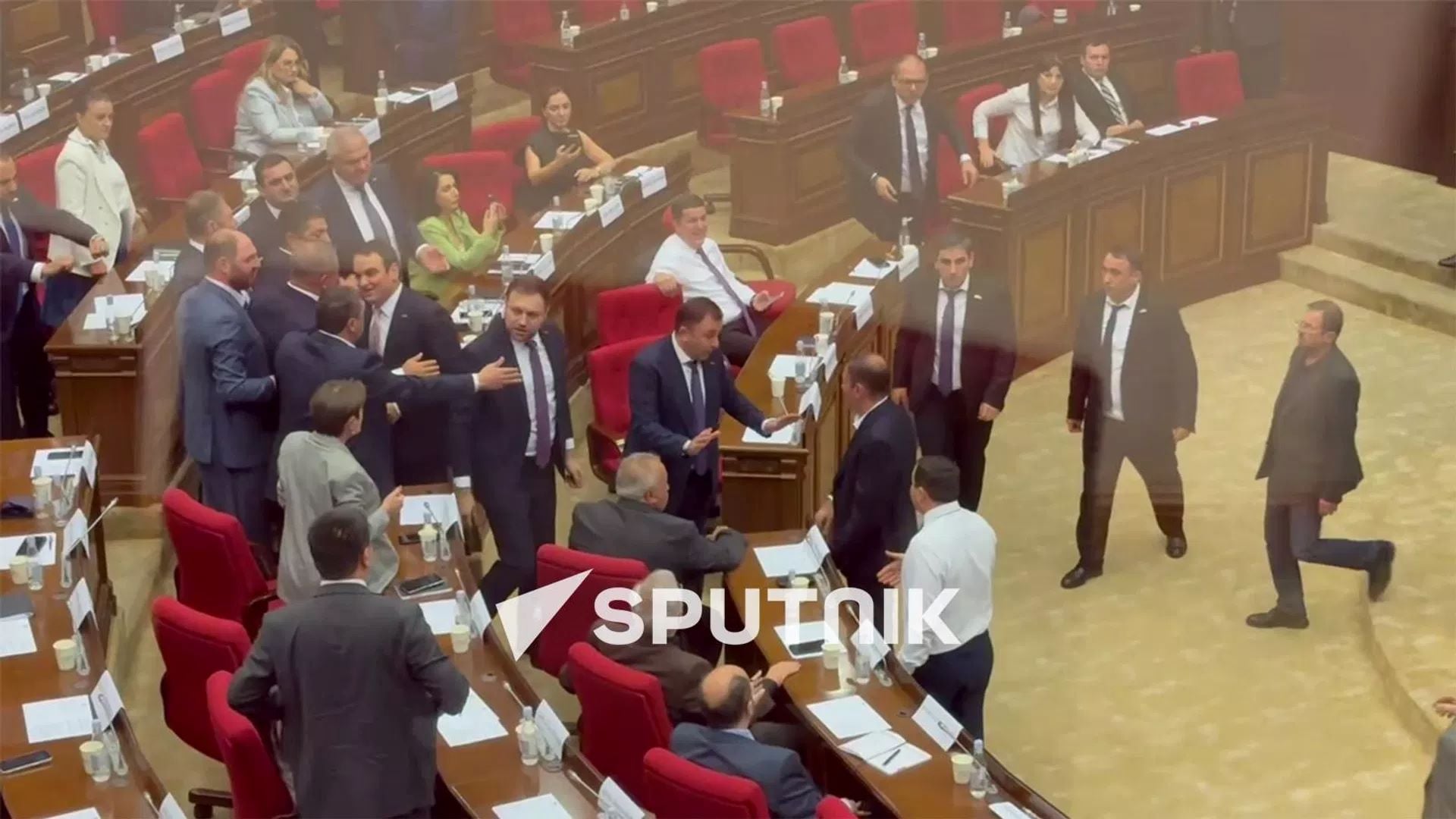 «Ուժեղ Հայաստանի» պատգամավորների 6 օգնականի արգելվել է մուտք գործել ԱԺ տարածք