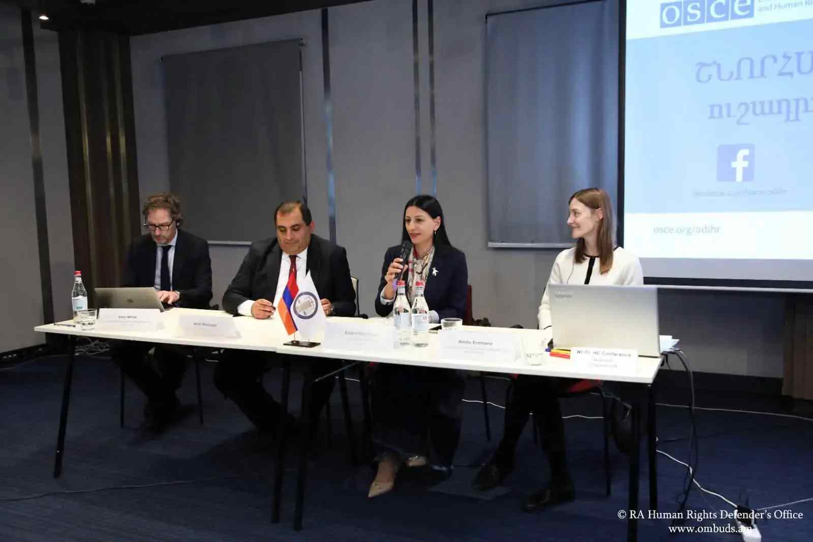 Անահիտ Մանասյանը հավաստագրեր է հանձնել վերապատրաստման դասընթացի մասնակից ոստիկանության ծառայողներին