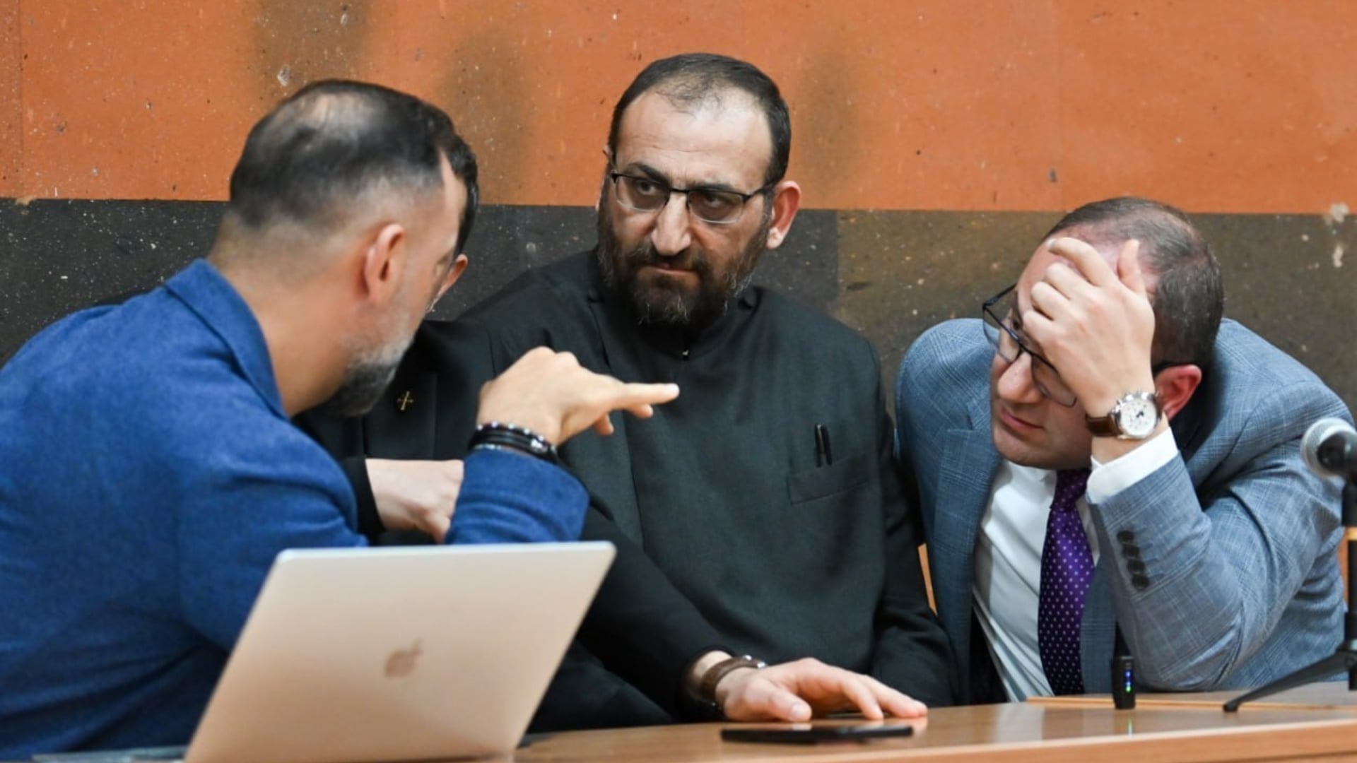 Արշակ սրբազանն այսուհետ կարող է այցելել Վաղարշապատից դուրս գտնվող ԲԿ-ներ. Արմավիրի մարզի առաջին ատյանի դատարանը բավարարեց միջնորդությունը
