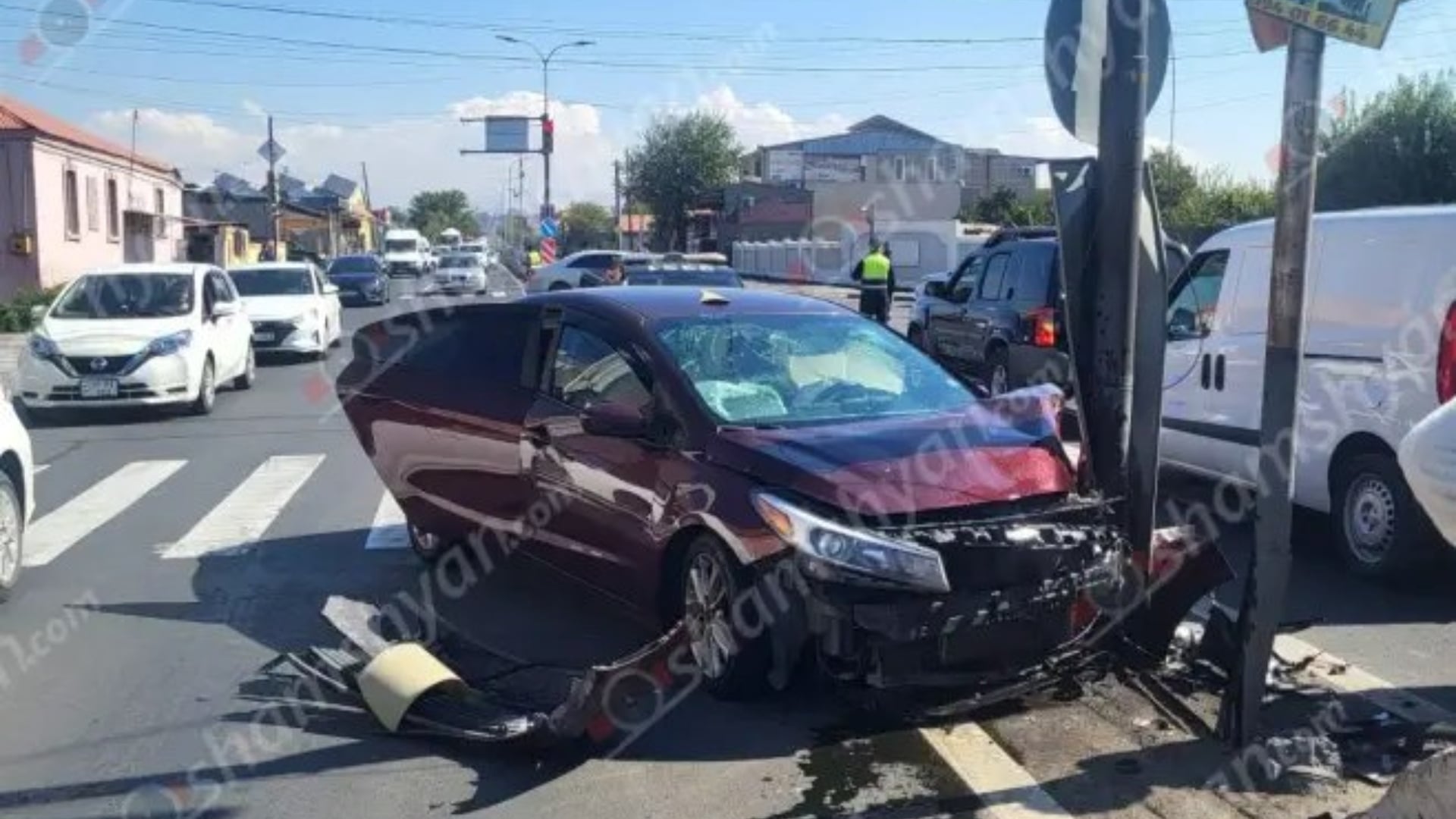 «Զվարթնոց» օդանավակայանի խաչմերուկում «Kia Forte»-ն բախվել է երկաթե սյանը․ տուժածներ չկան