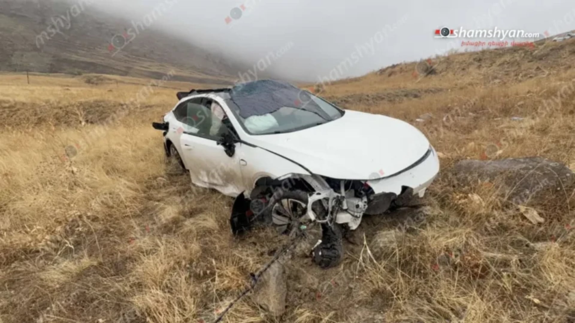 «Deepal»-ը բախվել է հողաթմբերին ու քարերին և հայտնվել ձորակում․ ամուսինները տեղափոխվել են ԲԿ