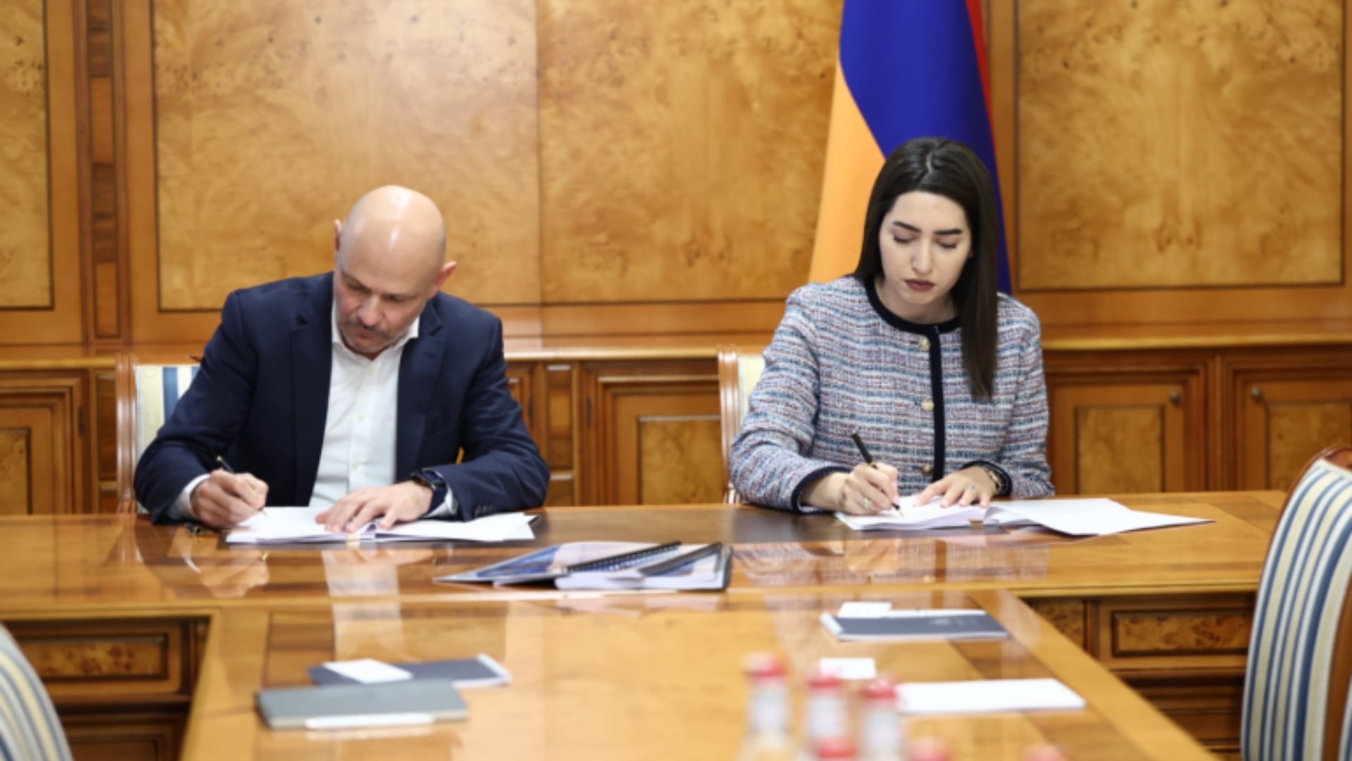Հայաստանում կենսաչափական նոր համակարգի ներդրումն անցնում է գործառնական փուլ․ ՆԳ նախարարն ու «ՀայՓաս»-ի գլխավոր տնօրենը ստորագրել են հաշվետվությունը