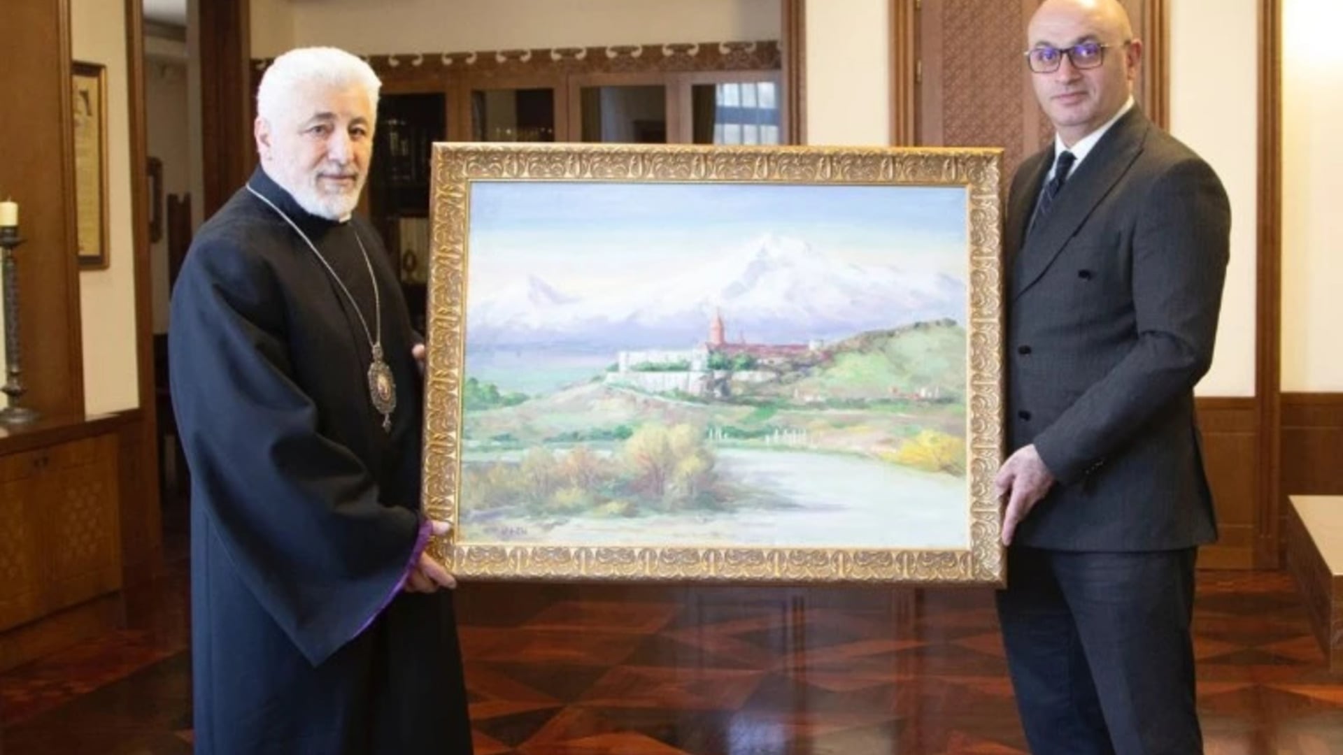 Խոր Վիրապ վանքի՝ Արարատի վեհաշուք տեսարանով կտավը նվիրել են Մոսկվայի հայկական եկեղեցու «Տապան» թանգարանին