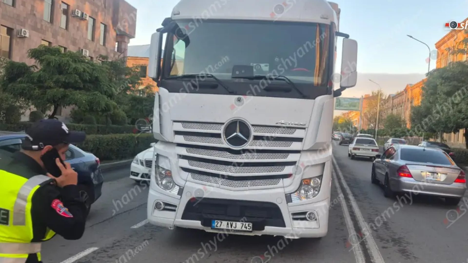 Գյումրիում օտարերկրացի վարորդը «Mercedes» մակնիշի կցորդիչով բեռնատարով վրшերթի է ենթարկել կին հետիոտնի․ վերջինը հիվանդանոցում մահացել է