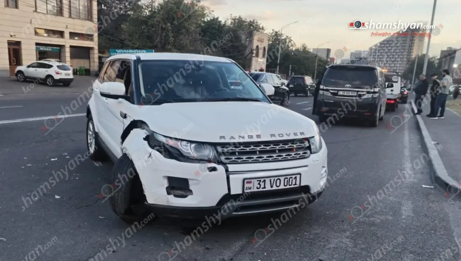 Թբիլիսյան խճուղում բախվել են «Range Rover»-ը և «Toyota»-ն