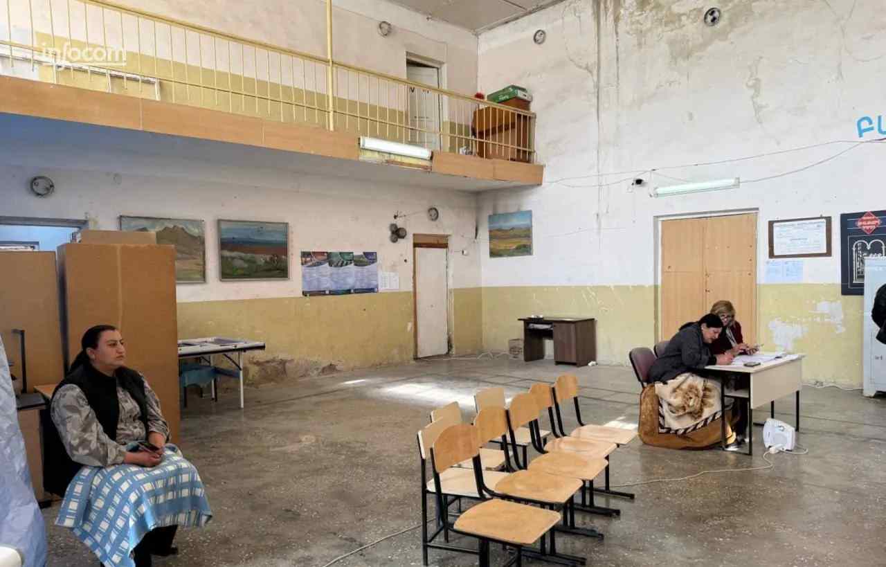 Գետափի ընտրատեղամասը պատշաճ կահավորված չէ, սենյակում ցուրտ է
