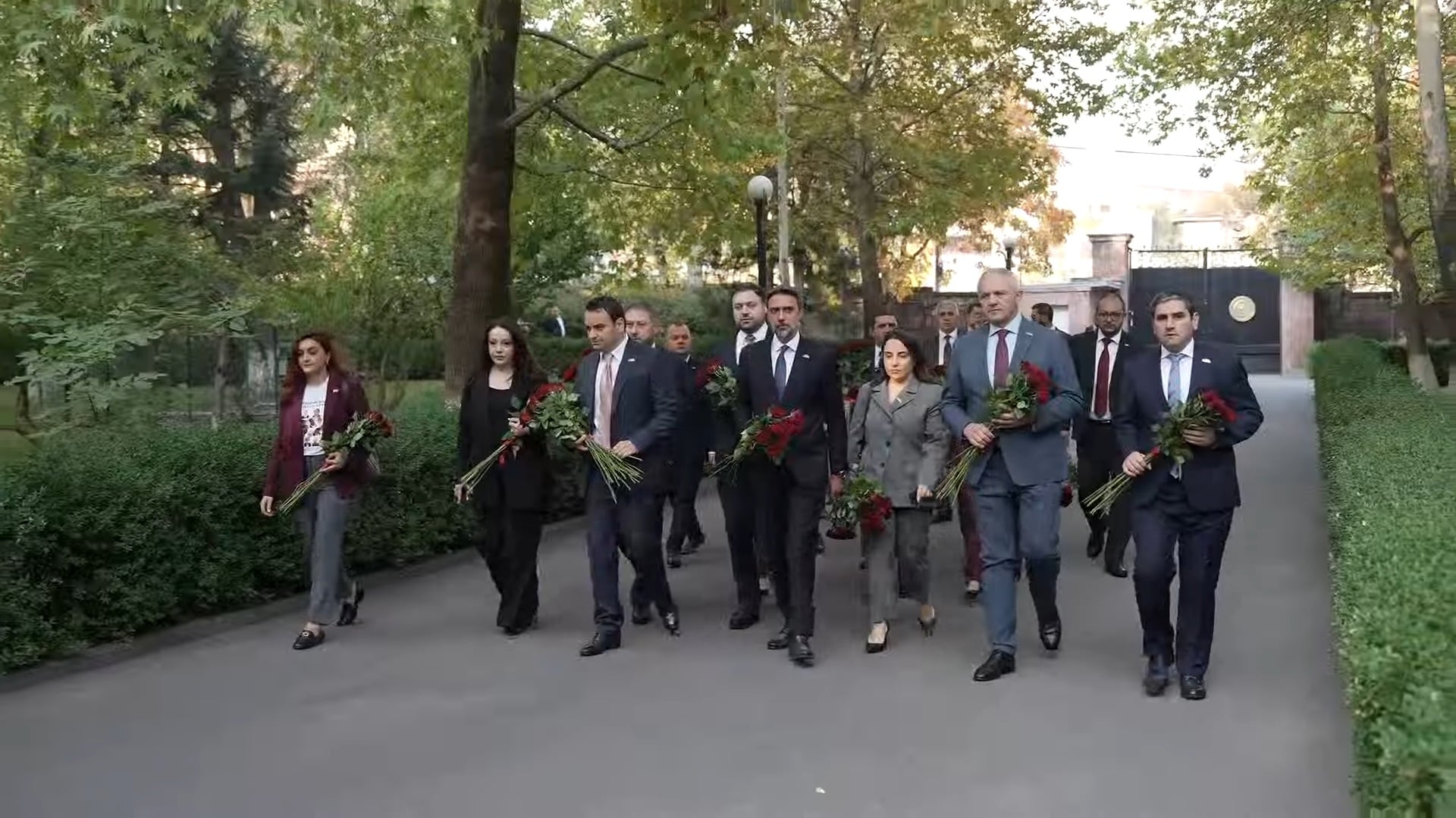 Նարեկ Կարապետյանը և պատգամավորները հարգանքի տուրք մատուցեցին հոկտեմբերի 27-ի զոհերի հիշատակին