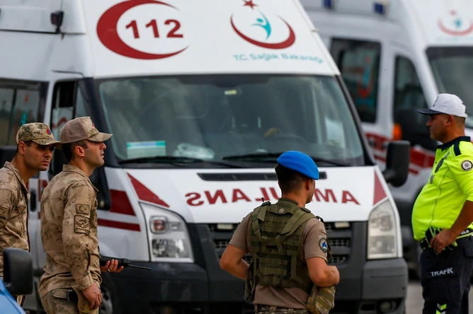 В Стамбуле частично обрушилось многоэтажное здание, под завалами остаются люди