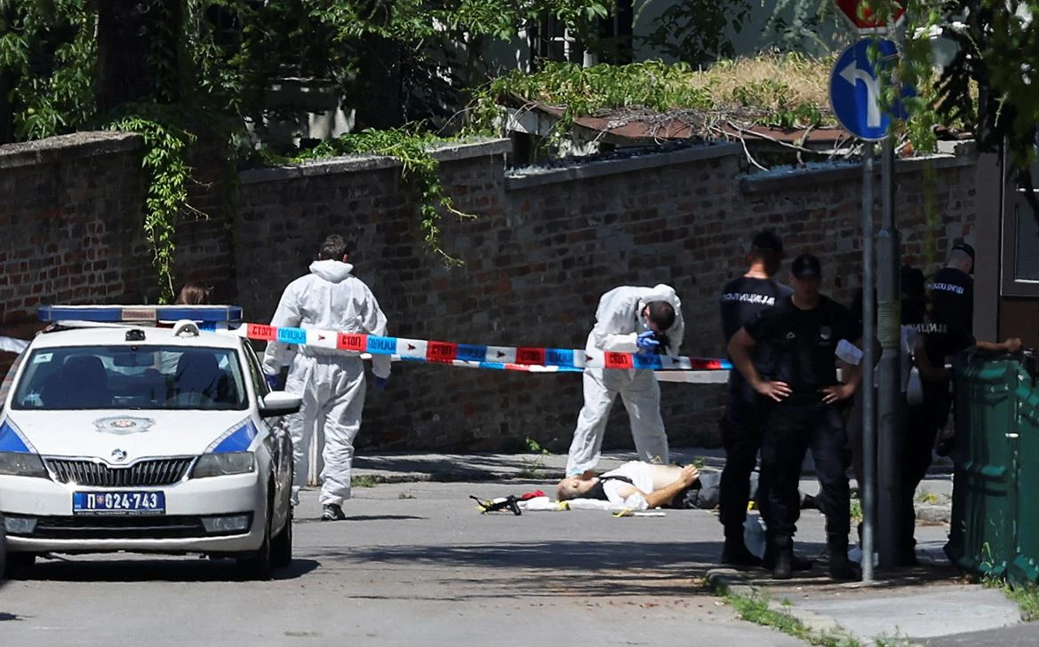 В Сербии несовершеннолетний напал на полицейского у посольства Израиля