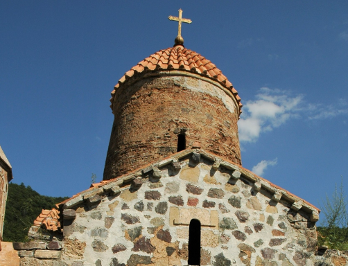 Դադիվանքի գմբեթավոր փոքր եկեղեցու խաչքարերն ու ադրբեջանական քացախը