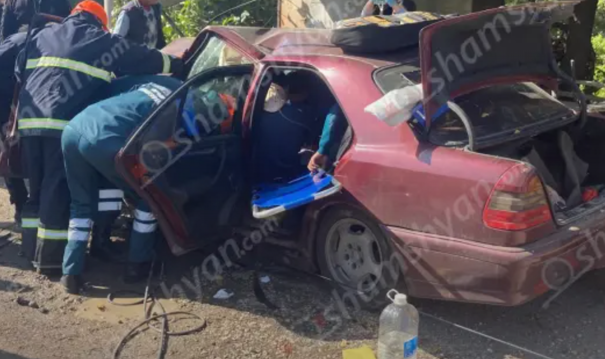 Արենիում բախվել են «Kia»-ն ու «Mercedes»-ը․ 2 վիրավորի մեքենայից դուրս են բերել փրկարարները