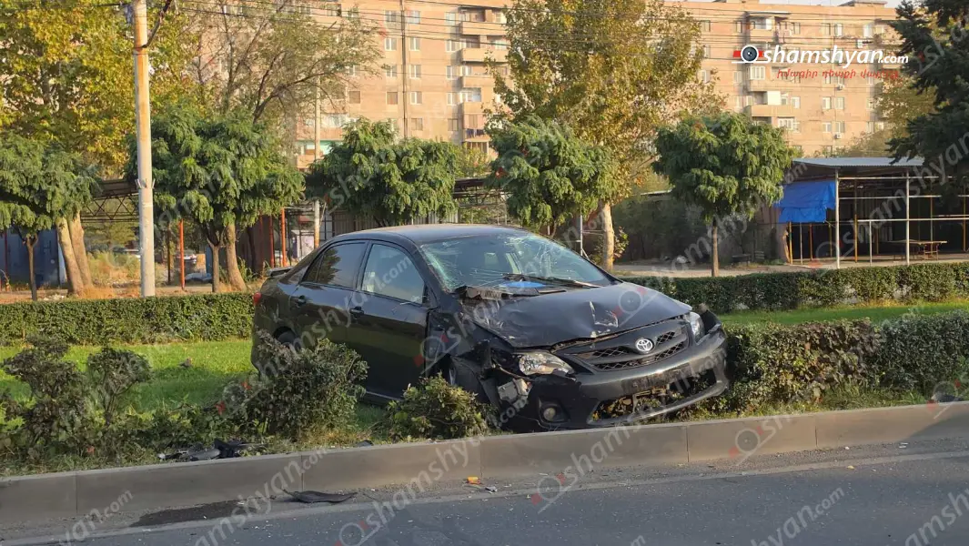 Բախվել են «Zhongtong»-ը, «Jeep Compass»-ը և «Toyota Corolla»-ն․ վերջինը հայտնվել է խոտածածկույթի վրա