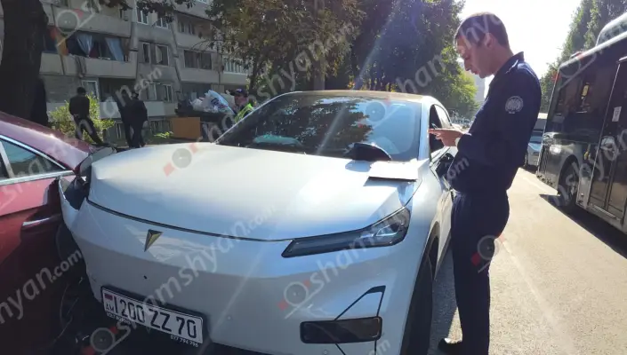 Վրաերթ-ավտովթար՝ Երևանում․ Deepal-ը բախվել է Mercedes-ին և «Nissan Tiida»-ին․ տատ ու թոռ ԲԿ-ում են