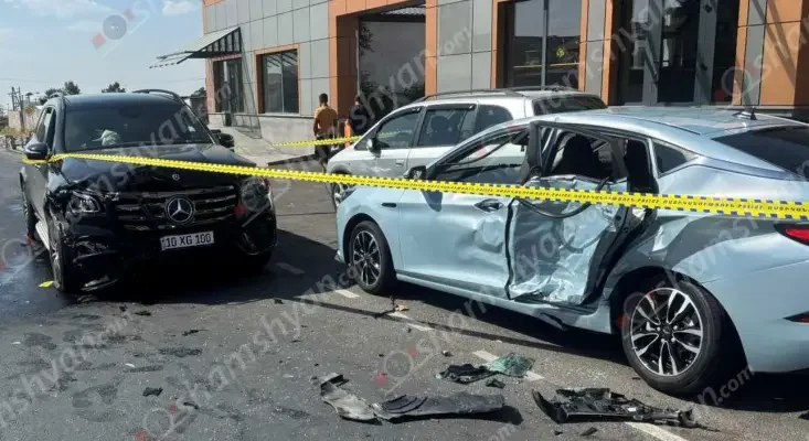 Ձորաղբյուրում բախվել են Mercedes GLS 450-ը, JAC-ը և Opel Zafira-ն․ կան վիրավորներ - 24News