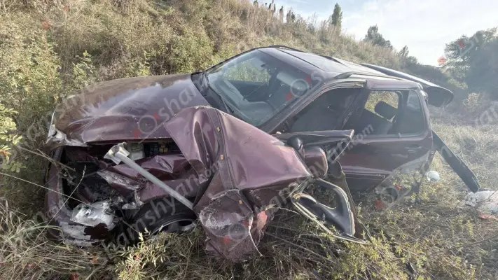 «Mercedes»-ը բախվել է երկաթե արգելապատնեշներին և հայտնվել դաշտում․ կան վիրավորներ, այդ թվում՝ երեխա