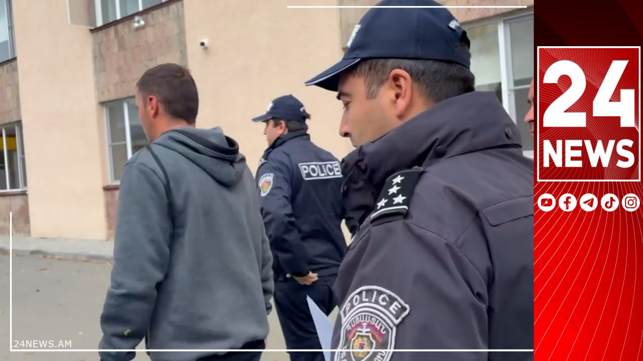 Մի խոչընդոտեք. ոստիկանները բերման են ենթարկել քաղաքացուն, ով, ըստ լուրերի, նկարել է իր քվեաթերթիկը
