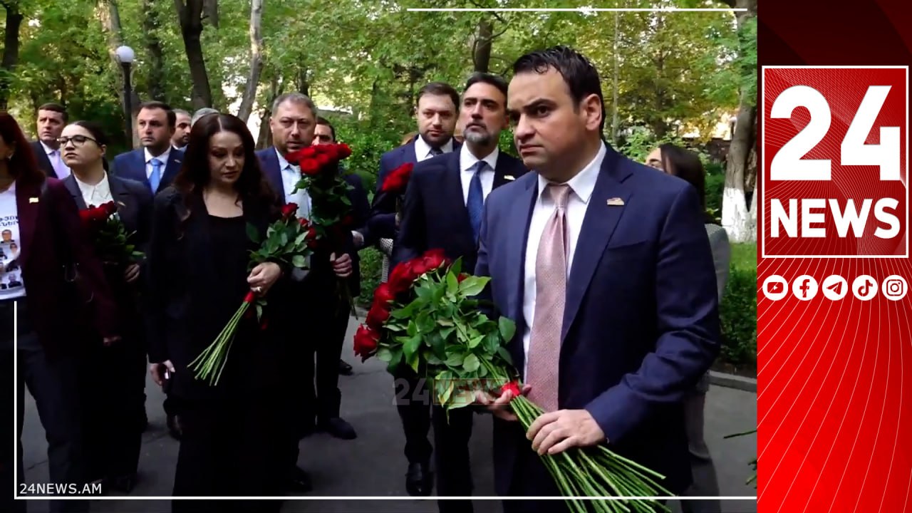 «Ուժեղ Հայաստան»-ի պատգամավորները ծաղիկներ խոնարհեցին ԱԺ բակում՝ ի հիշատակ «Հոկտեմբերի 27-ի» զոհերի