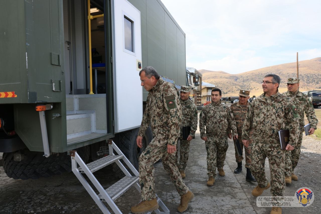 Կարեն Բրուտյանն այցելել է ՊՆ մի շարք զորամասեր
