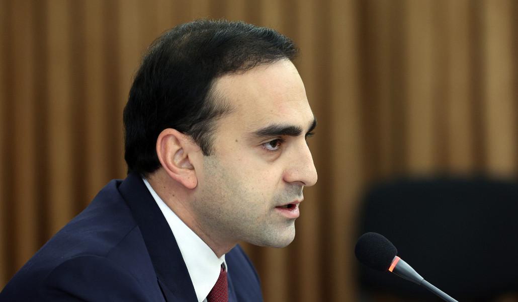 Ավինյանը Երեւանի ավագանու հերթական նիստն է վարում. ՈՒՂԻՂ (տեսանյութ)