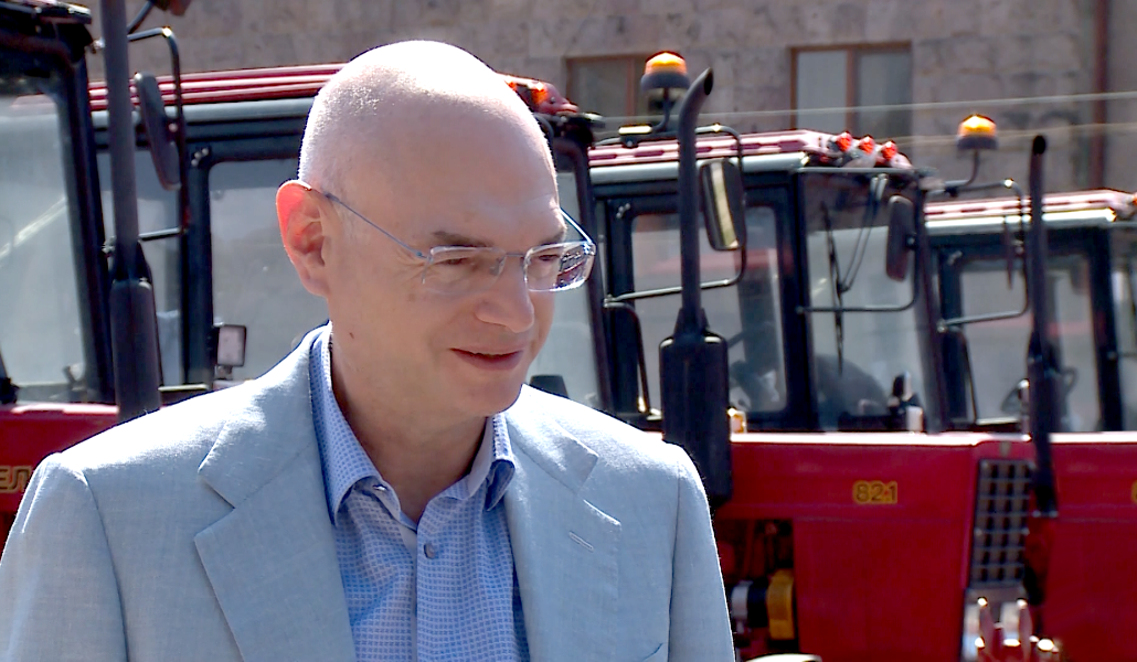Mikael Vardanyan donated agricultural machinery and trucks amounting to 128 million drams to Tavush (video)