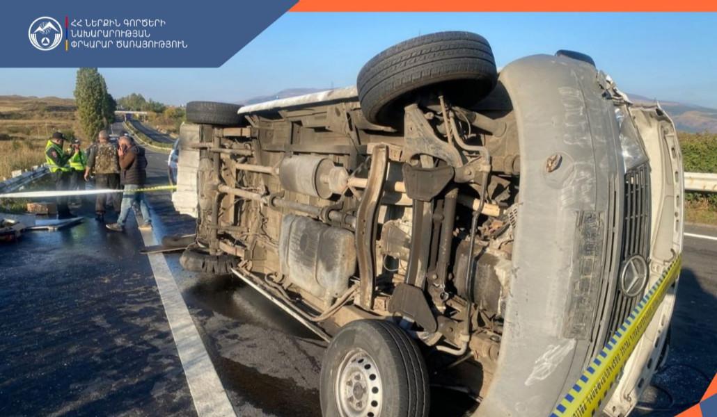 Minibus overturns, 8 injured