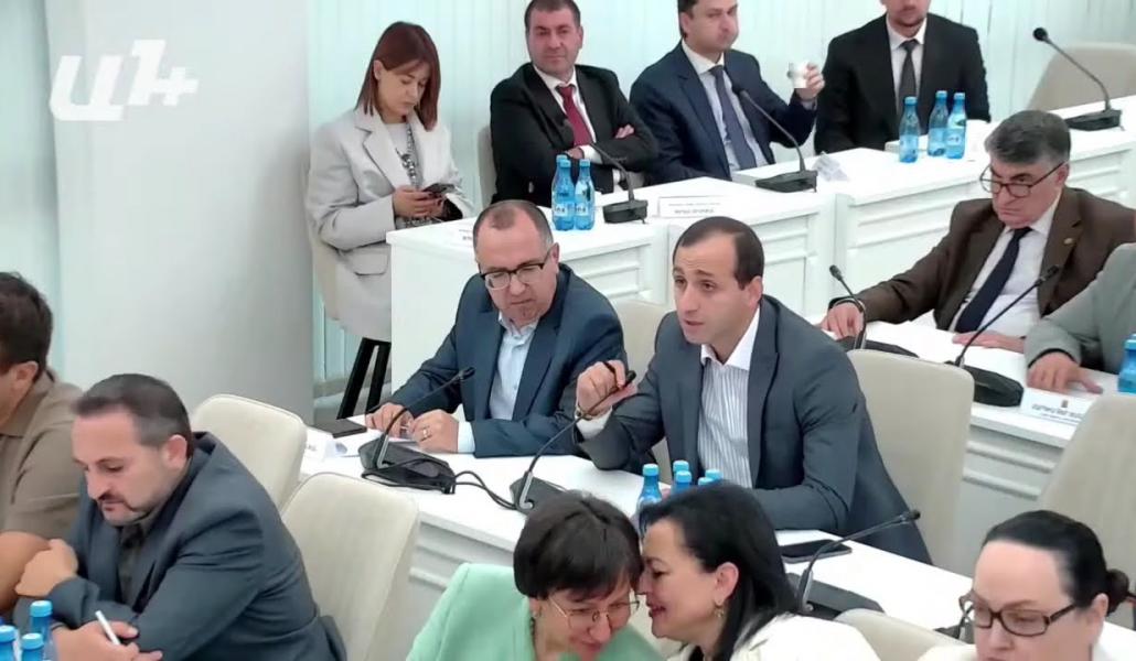 Have you put us in a position of power? We are not discussing the issue, you are leading the municipality to authoritarianism? - Zarokyan (video)