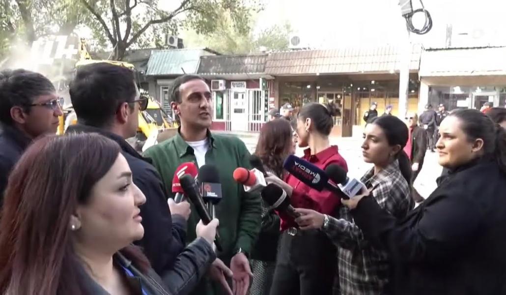 Այո',Մեսրոպ Մանուկյանին ասել եմ՝բուդկի պաշտպան,որ էս նույն շարքի վերջում իրա աներոջ բենզալցակայանն ա (տեսանյութ)