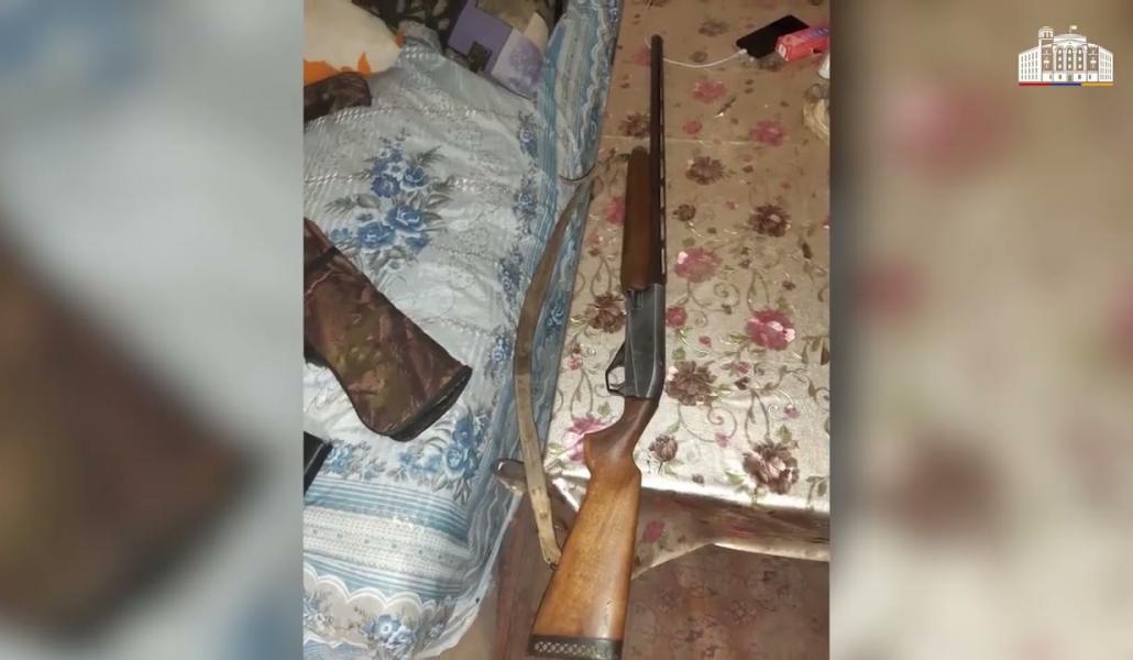 Քրեական ոստիկանները ապօրինի պահվող զենք-զինամթերք են հայտնաբերել․ երեք անձ ձերբակալվել է (տեսանյութ)