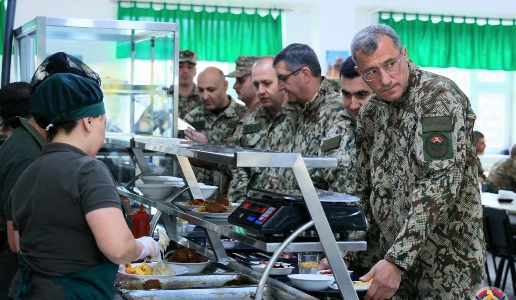 Կարեն Բրուտյանն այցելել է ՊՆ մի շարք զորամասեր