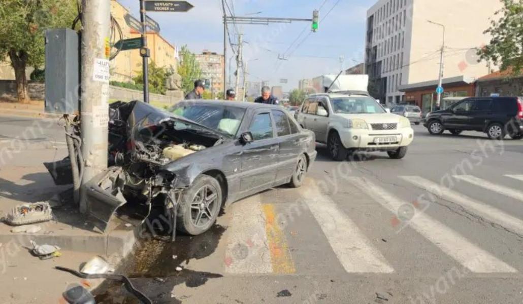 Երևանում մեքենան բախվել է երկաթե էլեկտրասյանը. կա վիրավոր