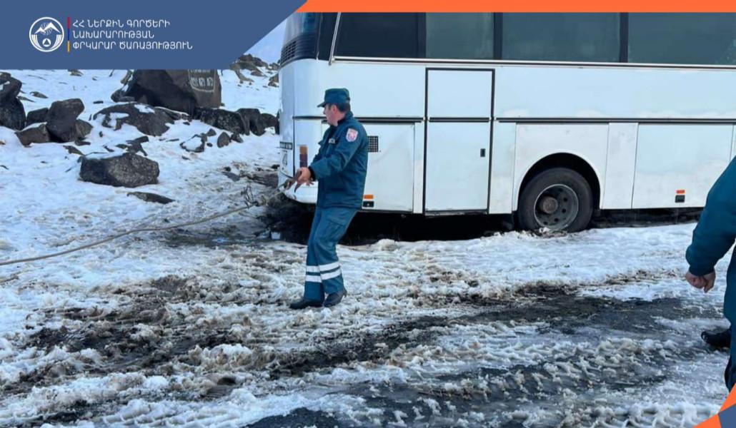 «Քարի լիճ» տանող ավտոճանապարհին արգելափակված ավտոբուսի 49 ուղևորները տեղափոխվել են Ամբերդ բնակավայր