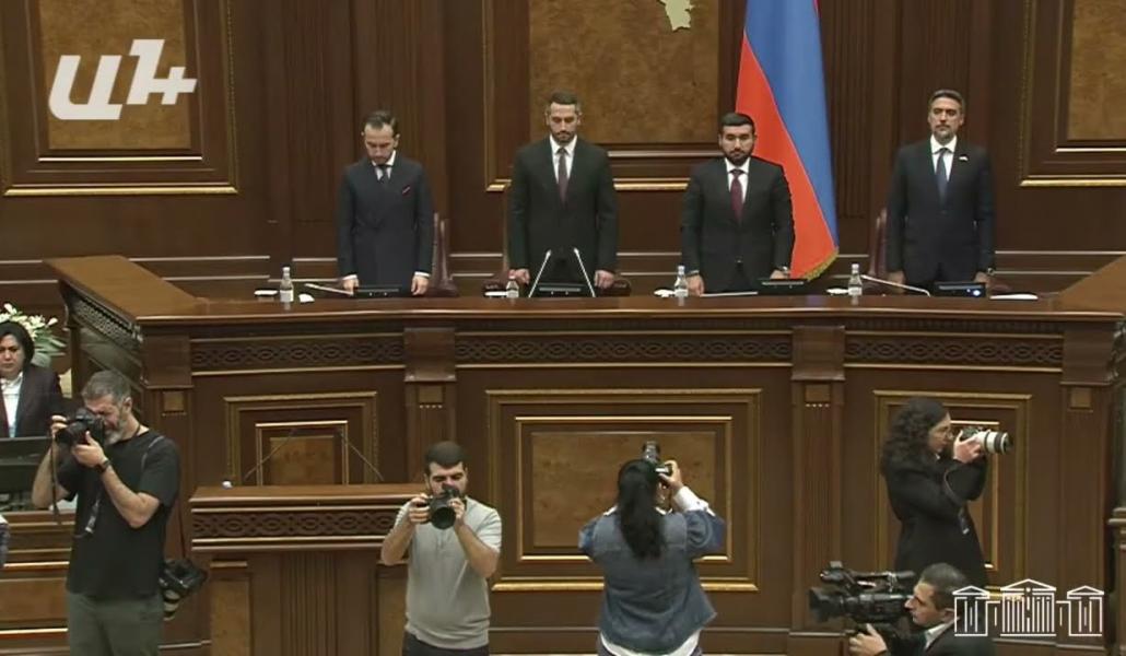 ԱԺ-ում մեկ րոպե լռությամբ հարգեցին Հոկտեմբերի 27-ի ոճրագործության զոհերի հիշատակը (տեսանյութ)