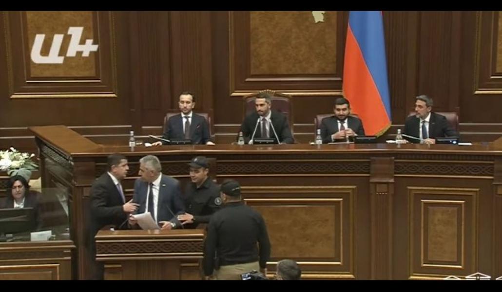 Ռուբինյանը անջատեց Էդգար Ղազարյանի խոսափողը եւ կանչեց անվտանգության աշխատակիցներին ու (տեսանյութ)