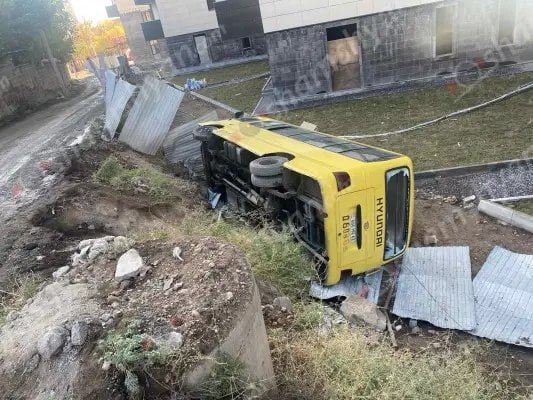 Երևանում «Hyundai» ավտոբուսը կողաշրջվել է․ 11 օտարերկրացիներ տեղափոխվել են հիվանդանոց․ Shamshyan.com