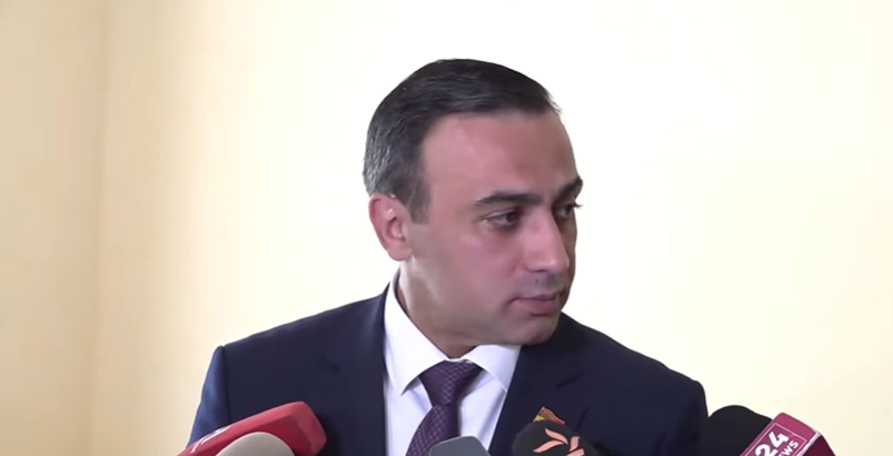 Կտակարանը կարդացե՞լ եք, պահք պահո՞ւմ եք, որ «Եկեղեցու ճգնաժամի» քննիչ հանձնաժողովի անդամ եք․ լրագրողի հարցը Տարոն Չախոյանին