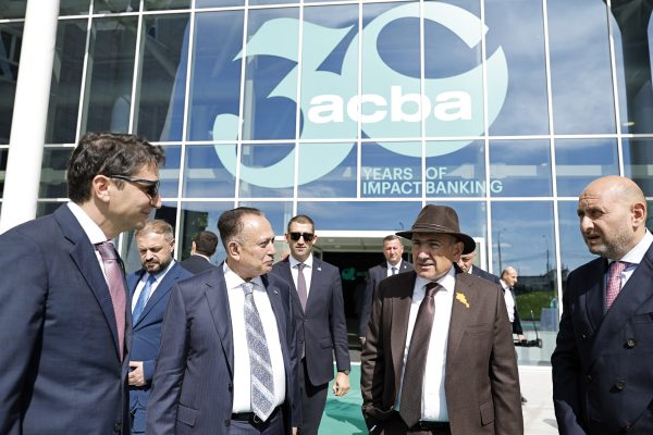 ՖՈՏՈ․ Վարչապետը ներկա է գտնվել Ակբա բանկի նոր գլխամասային գրասենյակի բացման արարողությանը