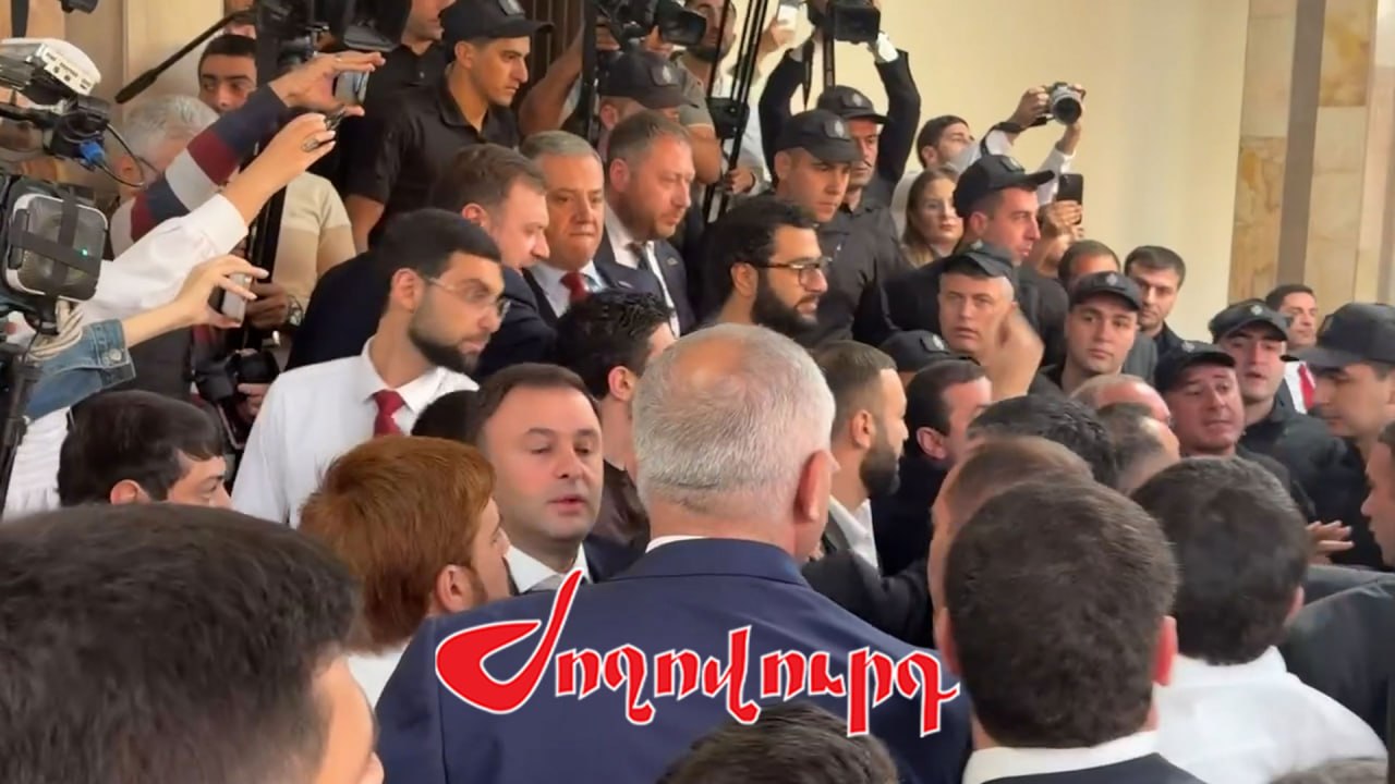 ՏԵՍԱՆՅՈՒԹ․ Գերլարված իրավիճակ. «ռազբորկան» տեղափոխվել է ԱԺ միջանցք