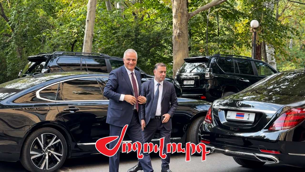 ՏԵՍԱՆՅՈՒԹ․ «Ուշանում եմ». Մհեր Գրիգորյանը շտապ մտավ ԱԺ