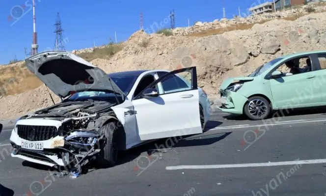 4 cars collided on David Bek Street. Mercedes partially blocked the traffic lane