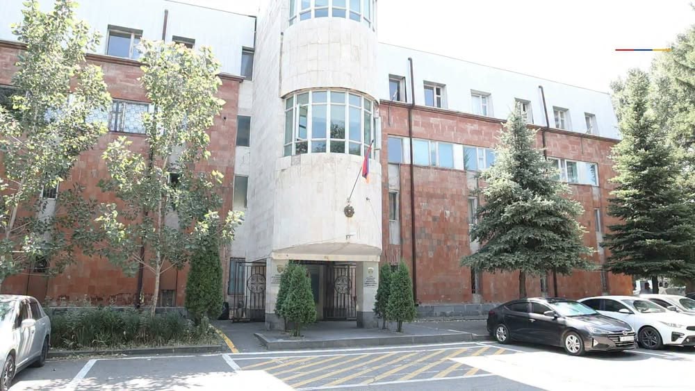 Հայտնաբերվել է ՆԳՆ հաշվառման-քննական բաժիններում քաղաքացիներին գումարի դիմաց հերթագրող տղամարդը