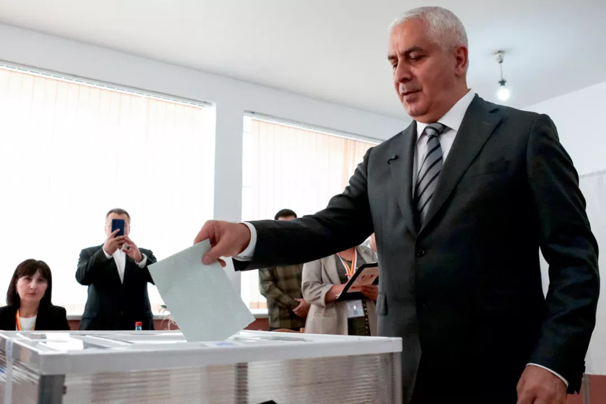Former Russian official Kambolov wins South Ossetia presidential election