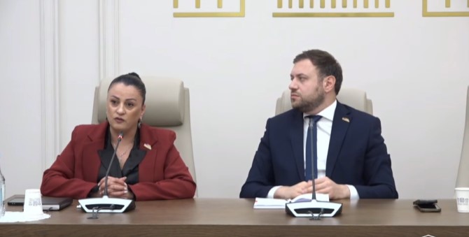 «Ուժեղ Հայաստանի» պատգամավորներ Տիգրան Աբրահամյանի և Իրինա Յոլյանի ճեպազրույցը