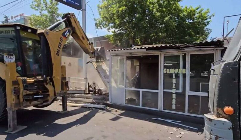 Էս խանութների սեփականատերերին կարա ինֆարկտ խփի. քաղաքապետարանն Աջափնյակում օրինական գո՞ւյք է ապամոնտաժում