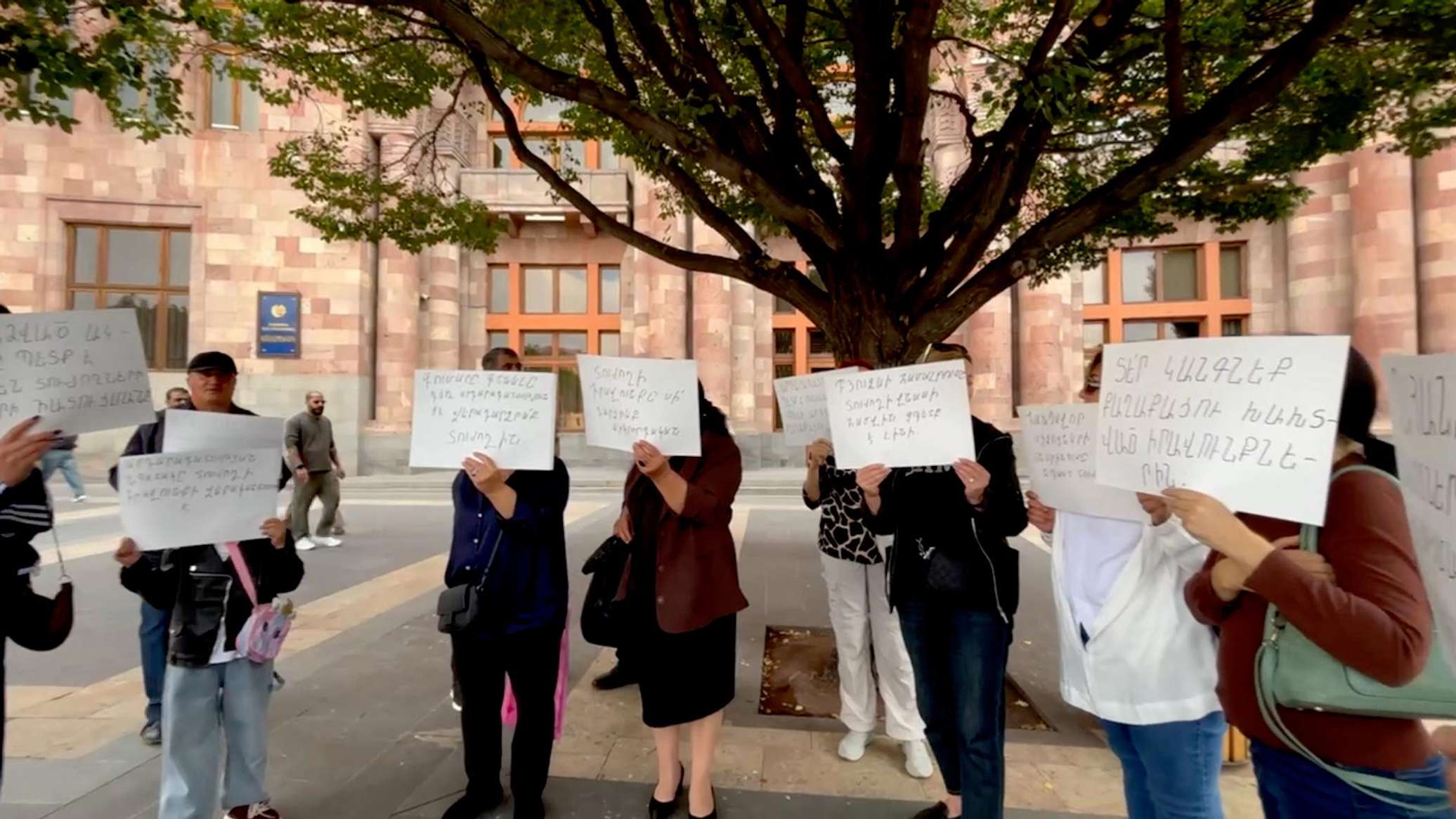 Fraud victims have once again gathered outside the Armenian government to demand compensation.