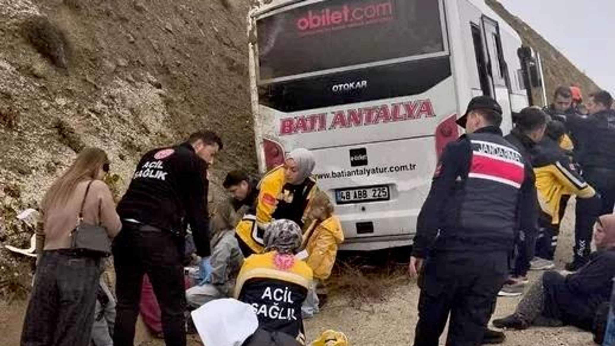 A minibus crashed into a cliff in Antalya, injuring six Russians.
