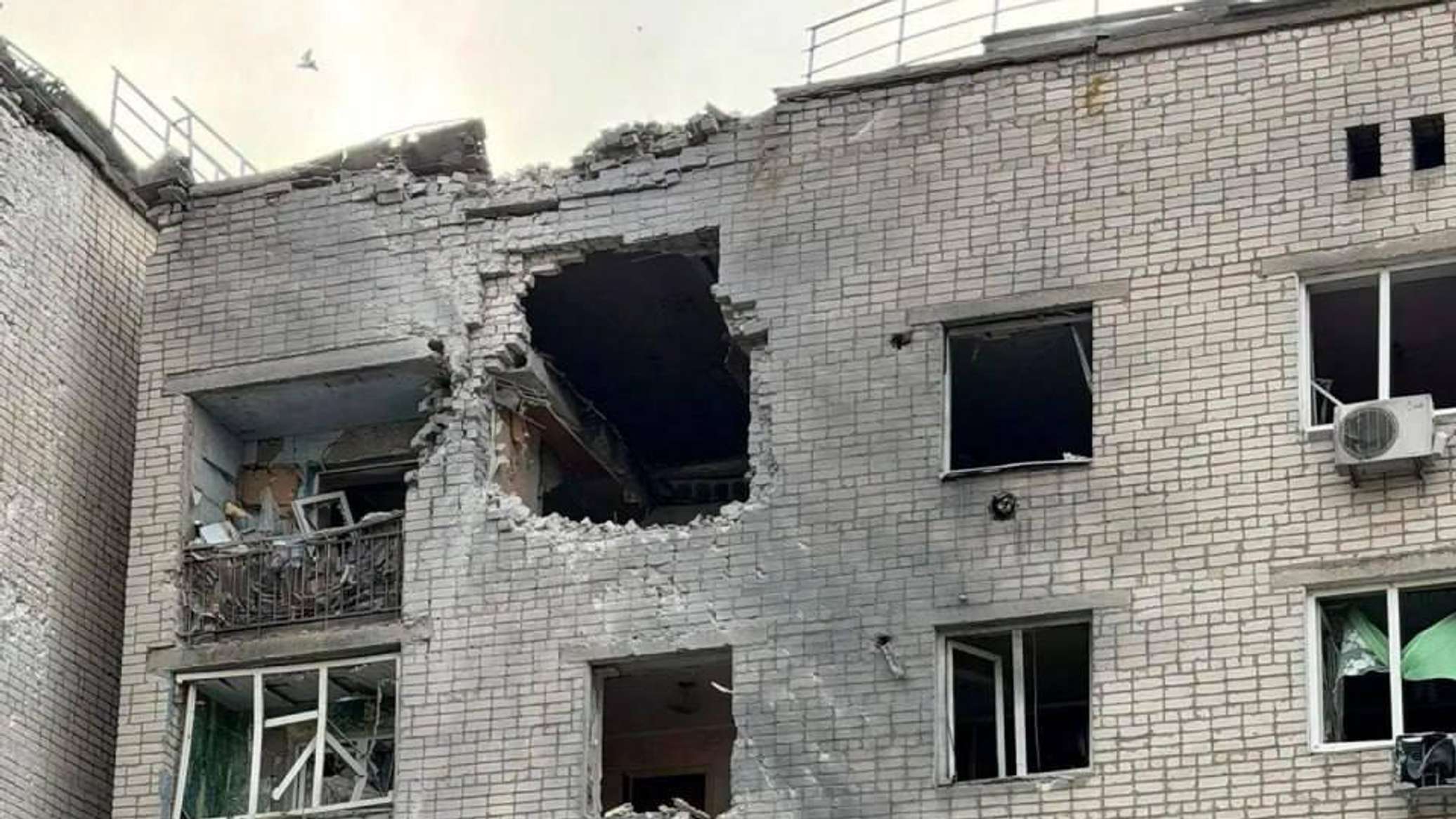 ВСУ ударили по жилому дому в ЛНР, пострадали 4 человека