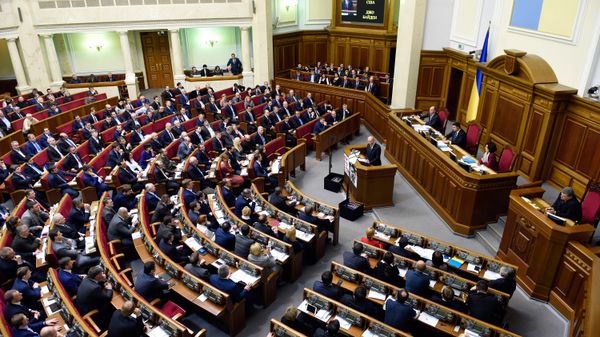 Зеленский подписал законопроекты о продлении военного положения и мобилизации на Украине