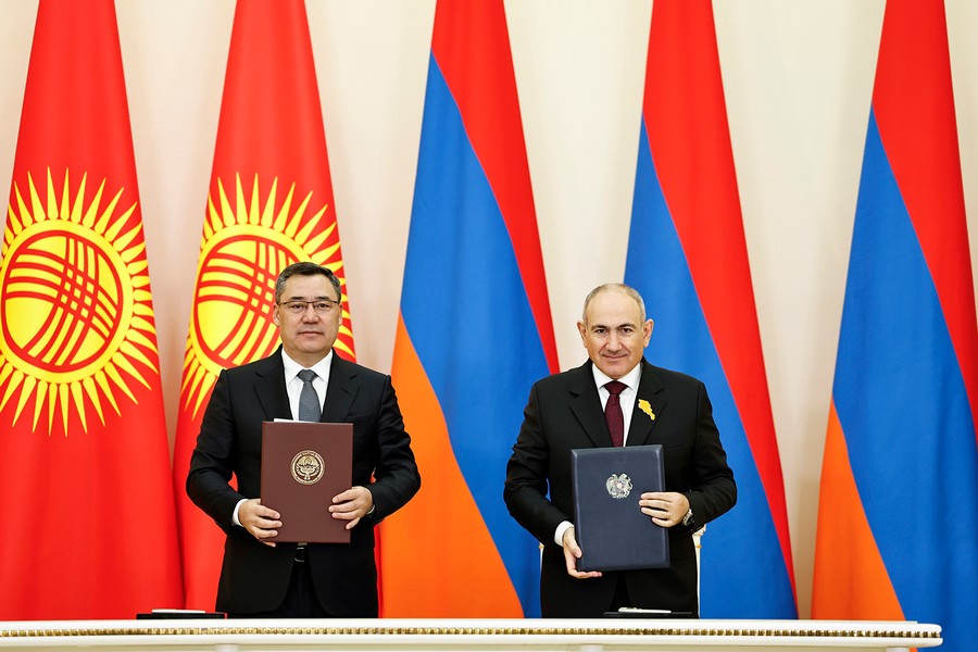 Pashinyan and the Japarov sign joint statement; ceremony for exchange of documents took place
